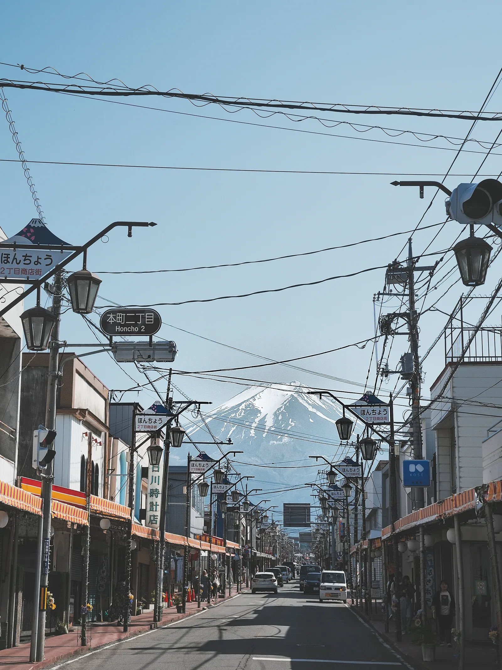 富士吉田の商店街の先にそびえる富士山