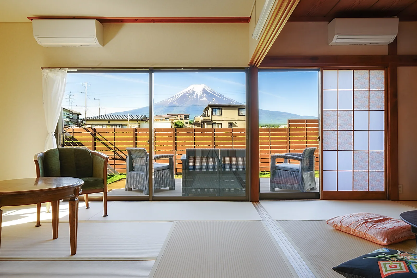 1階のリビング①②から、晴天時には、迫力ある富士山を眺望いただけます。
1階から、ここまではっきりと富士山の裾野まで見ることができる宿は珍しいと思います。
実際に見る富士山はより迫力があります！
写真だけではお伝えしきれないので、是非当宿に宿泊いただき、ゲスト様にも「日本一の山」の迫力を体感いただきたいです。