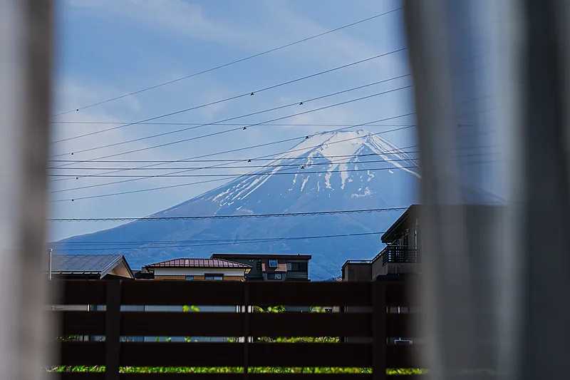 1階のリビング①の窓から見える富士山は大迫力です。
そして雲がかかったり、朝焼けに染まったり、刻々とその姿を変えていきます。
当宿に宿泊いただくいただくことで、普通では見れない富士山の色々な姿を楽しんでいただくことができると思います。