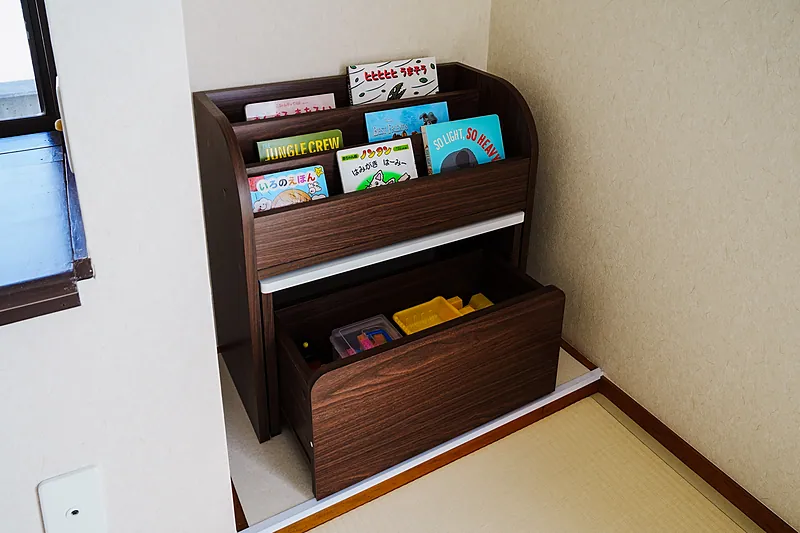 1階のリビングにあるキッズコーナーです。
絵本（英語・日本語）、おままごとセット、木製の電車、ミニカー等をご用意しております。
男の子も女の子も、そして海外のお子様も日本のお子様も、きっとお楽しみいただけると思います : )