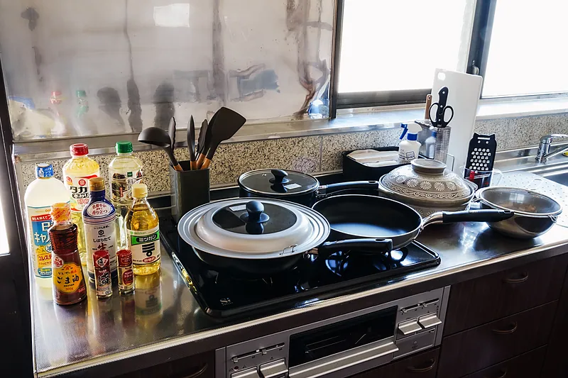 キッチンにはフライパン、お鍋、各種調理器具、各種調味料、お掃除セットをご用意しております。
ゲスト様には不自由なくお料理を楽しんでいただけるかと思います。
長期滞在の場合でも、普段食べなれたお食事を作っていただくことで、快適にお過ごしいただけます。