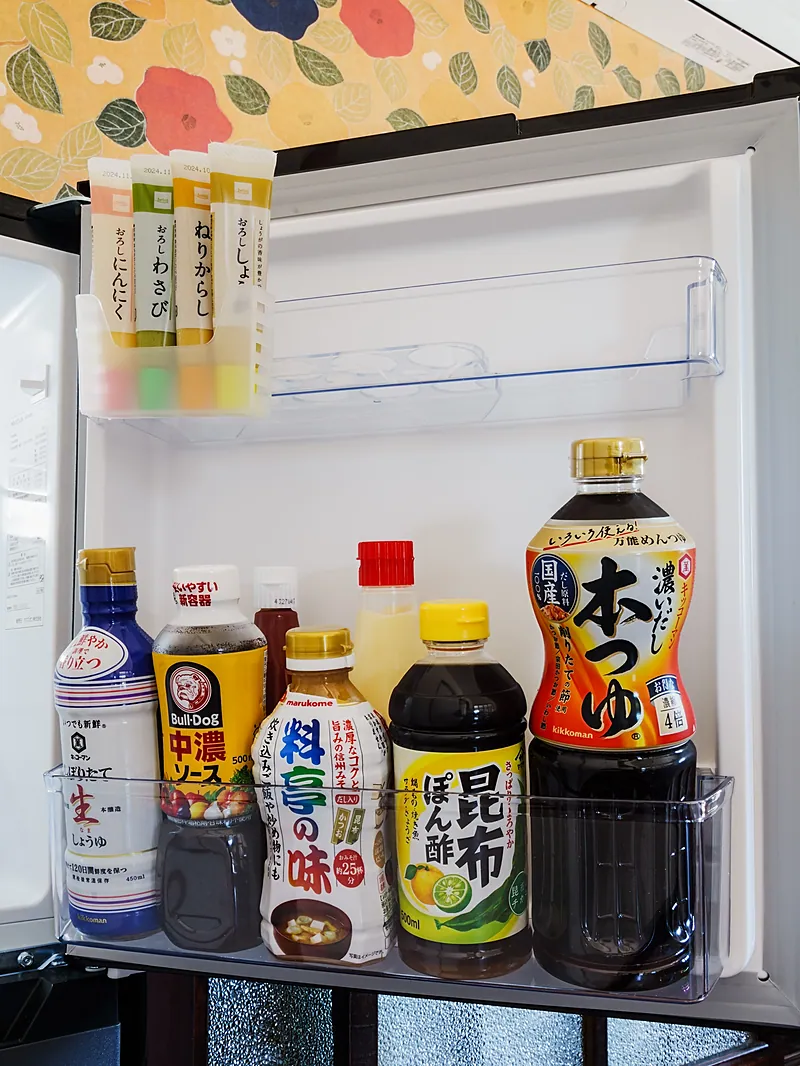 キッチンの冷蔵庫内にも、調味料一式をご用意しております。
日本ならではの調味料もありますので、是非この機会に日本食の料理にチャレンジいただくのはいかがでしょうか？