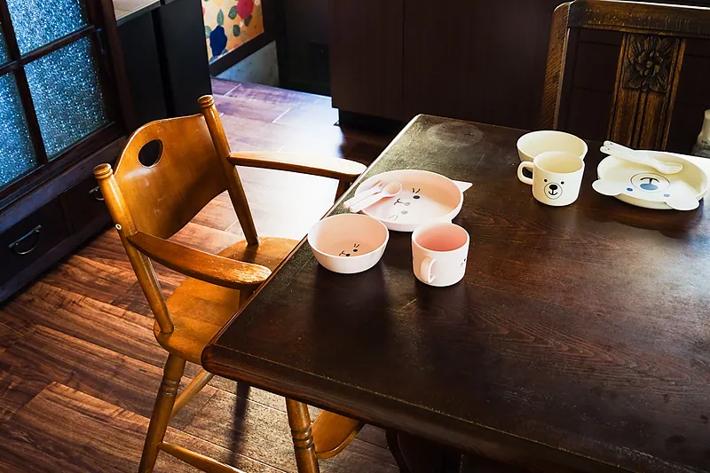 ダイニングにはベビーチェア・お子様用食器をご用意しております。
お子様連れでも、より快適にお食事を楽しんでいただけると思います。