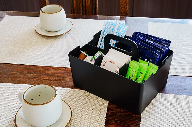 ダイニングにはアメニティとして、インスタントのコーヒー、日本茶、紅茶をご用意しております。
ゲスト様が気に入った当宿内のスペースで、是非ティータイムをお楽しみ下さい。