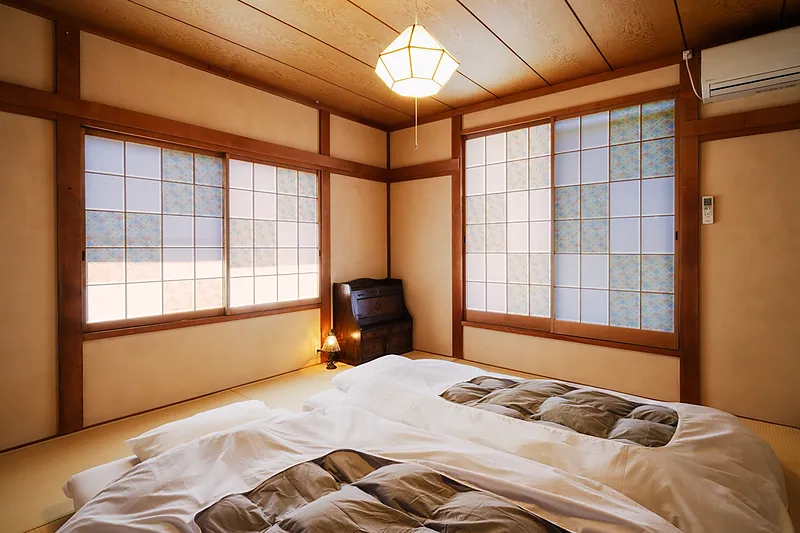 寝室①には、ふかふかの六層敷布団を3組ご用意。旅の疲れをしっかり癒していただけます。