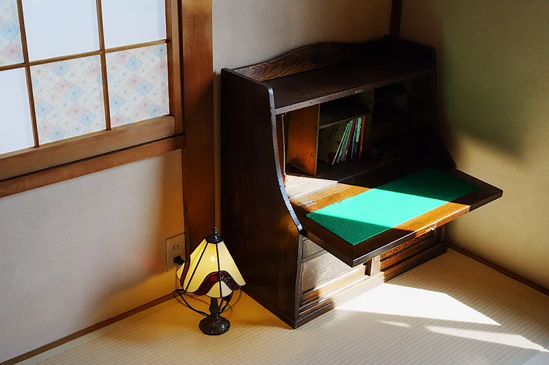 寝室①のアンティークライティングデスク。旅の記録を書いたり読書をしたり、静かな時間をお過ごしください。