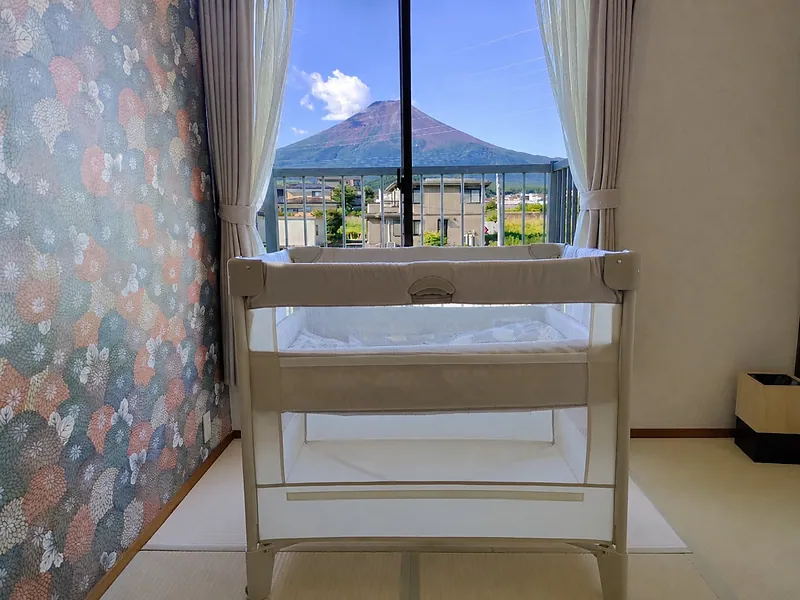 寝室②のベビーベッド。赤ちゃんも富士山ビューのお部屋でぐっすりお休みいただけます。