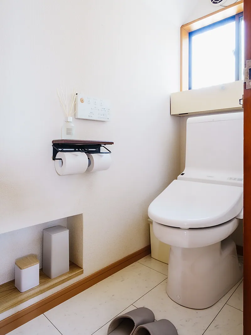 トイレはウォシュレット付き。清潔にお使いいただけるよう整えております。
