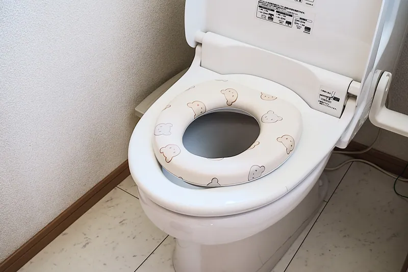 お子様用の補助便座もご用意しています。トイレトレーニング中のお子様連れでも安心です。