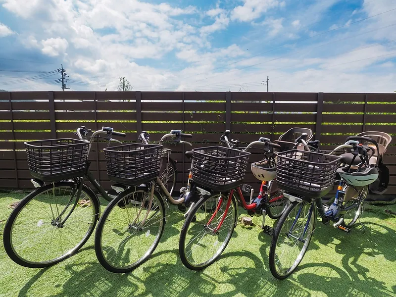 無料の電動自転車4台をご用意しています。自転車にはチャイルドシート・ヘルメットもご用意しています。お子様連れでも安心してサイクリングをお楽しみいただけます。