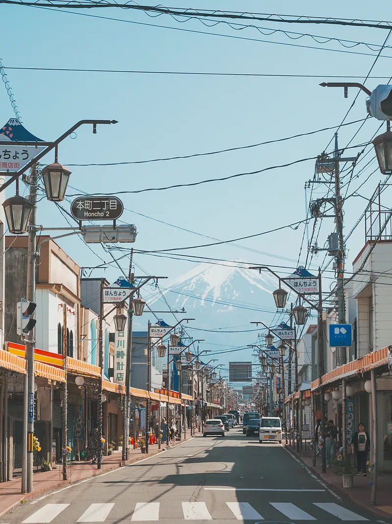 富士吉田名物・本町通り商店街。レトロな商店街の向こうに富士山がそびえる有名な撮影スポットで、自転車で約10分です。
