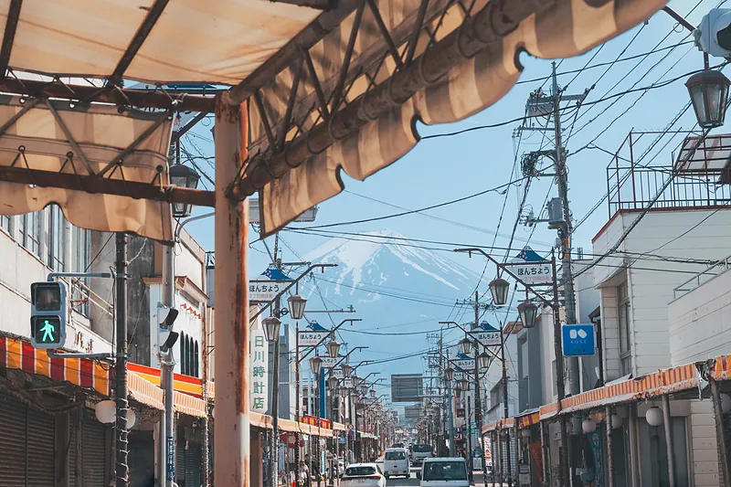 本町通り商店街からの富士山。昭和レトロな街並みと富士山の共演は、富士吉田ならではの1枚です。