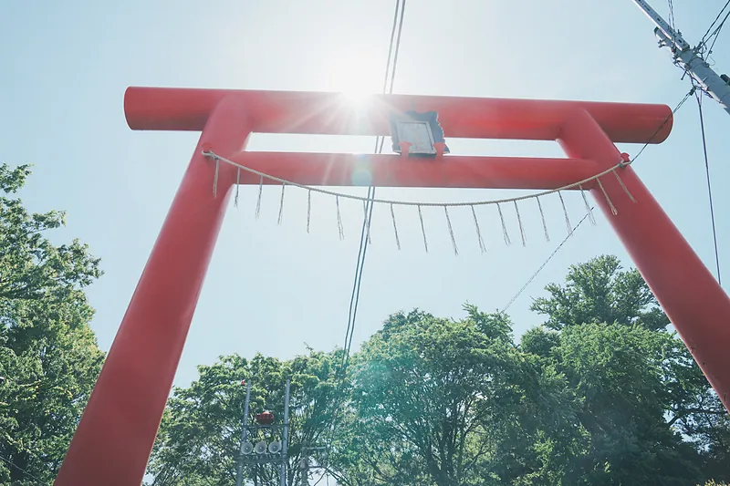 富士山信仰の歴史を感じる朱色の大鳥居。周辺には由緒ある神社が点在し、散策やサイクリングにおすすめです。