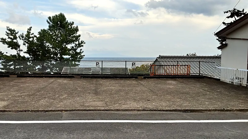 宿近くの無料駐車場（敷地外・2台分）。大通り沿いで停めやすい