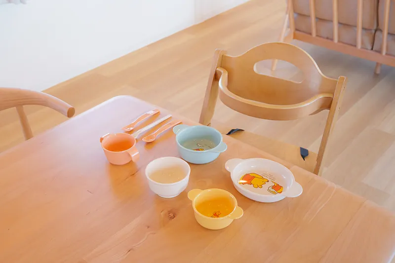 お子様用チェアと食器もご用意。ご家族みんなで同じ食卓を囲めます