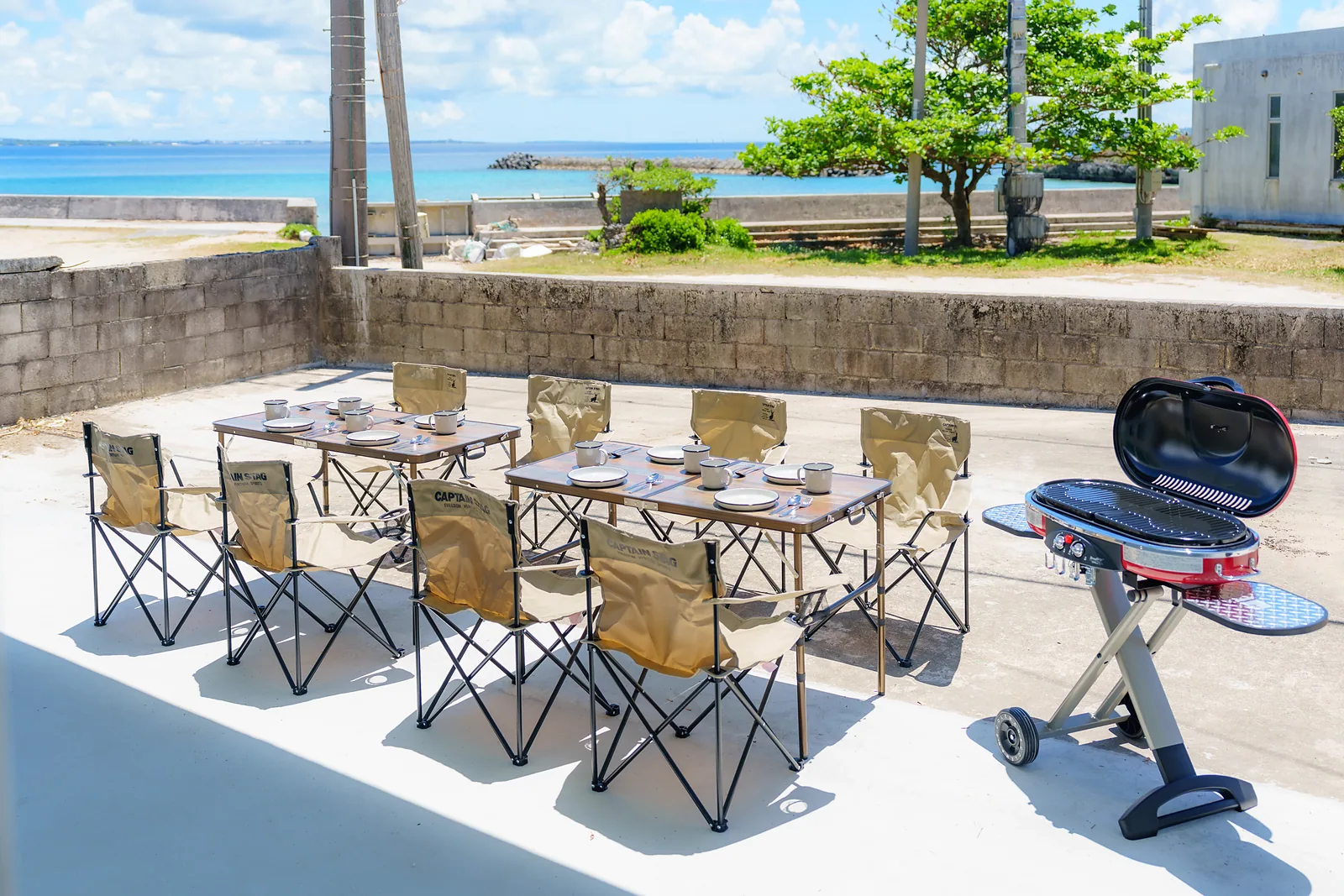 海を見ながらバーベキュー!目の前に池間の海が広がります。テラスの椅子・テーブルは折りたたみ式のため、お手数ですがゲスト様ご自身で設置をお願いいたします。※近隣配慮のため、テラス・BBQのご利用は21時までです。