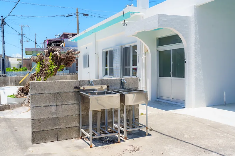テラス脇の屋外シンク2台。BBQ中の手洗いや食器・グリルの後片付けはこちらでどうぞ。