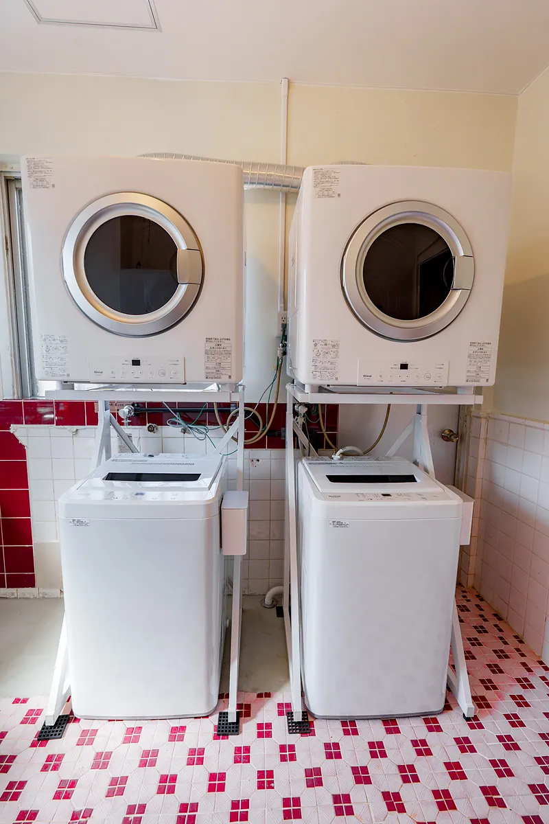 洗濯機2台+ガス乾燥機2台。大人数の洗濯物も一気に片付き、連泊も身軽に過ごせます。